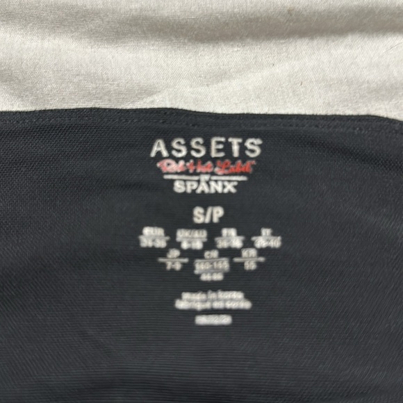 Assets by Spanx Red Hot Label Black Leggings Size Smalll - Picture 3 of 4